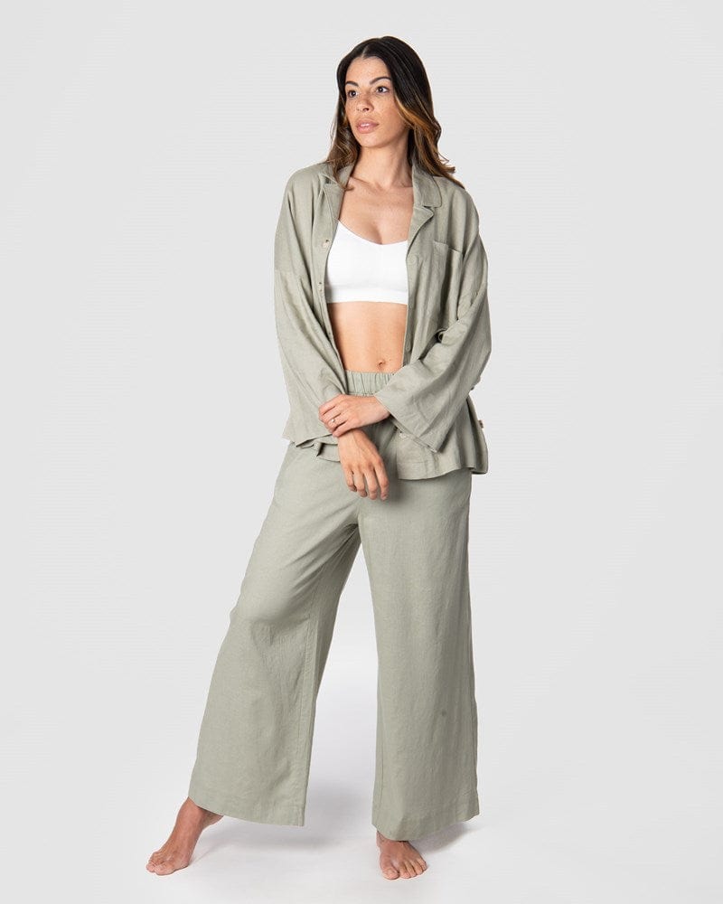 Explore boundless possibilities with Kami, a mother of 2, as she demonstrates Hotmilk US mix-and-match collection by combining the Lounge Top with the Lounge Pant. Crafted from a soft linen blend in a serene Sage color, these pieces offer a comfortable fit and stylish 3/4 length kimono-style sleeves. To complete her perfect loungewear ensemble, Kami adds the My Necessity maternity and breastfeeding bra, ensuring both fashion and functionality in her set